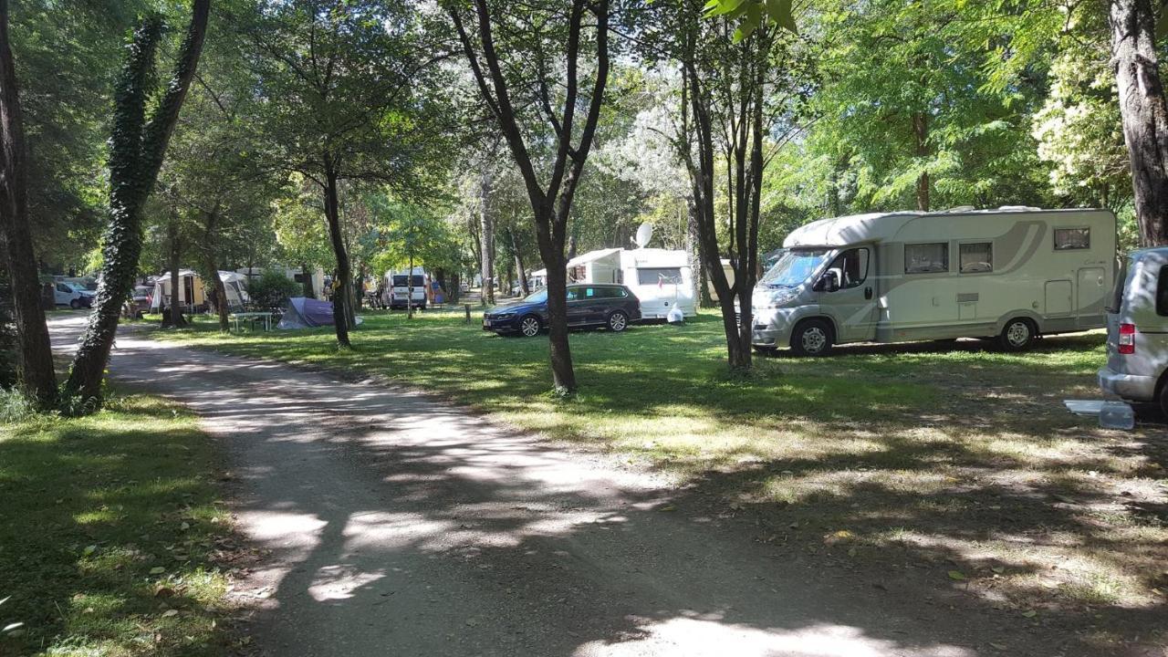 Camping Du Lion Бур-Сент-Андеоль Экстерьер фото